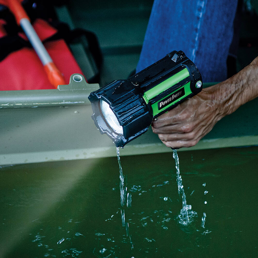 PowerSmith™ 700-Lumen LED Waterproof Spotlght 2 PowerSmith™ 700-Lumen LED Waterproof Spotlght