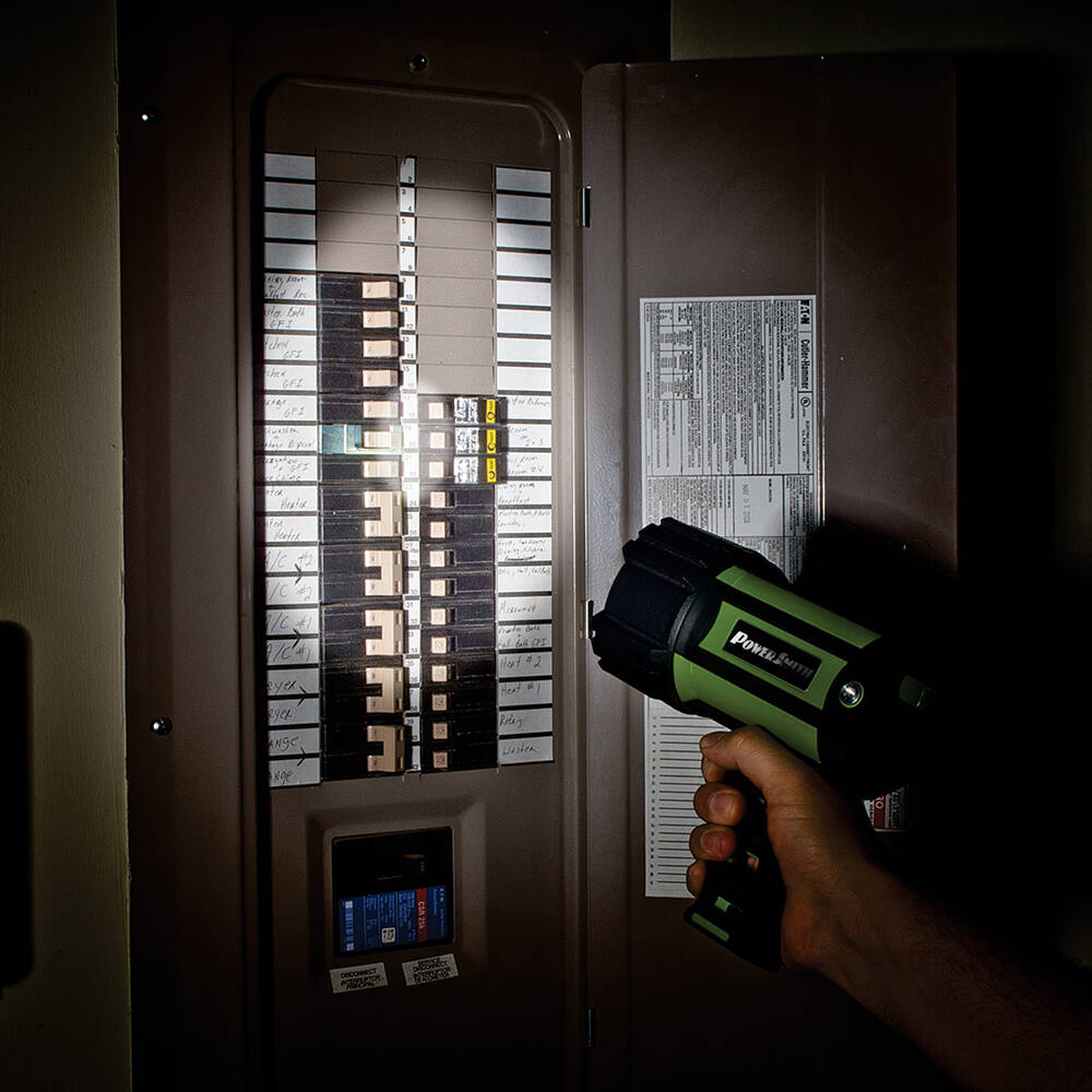 PowerSmith™ 700-Lumen LED Waterproof Spotlght 3 PowerSmith™ 700-Lumen LED Waterproof Spotlght