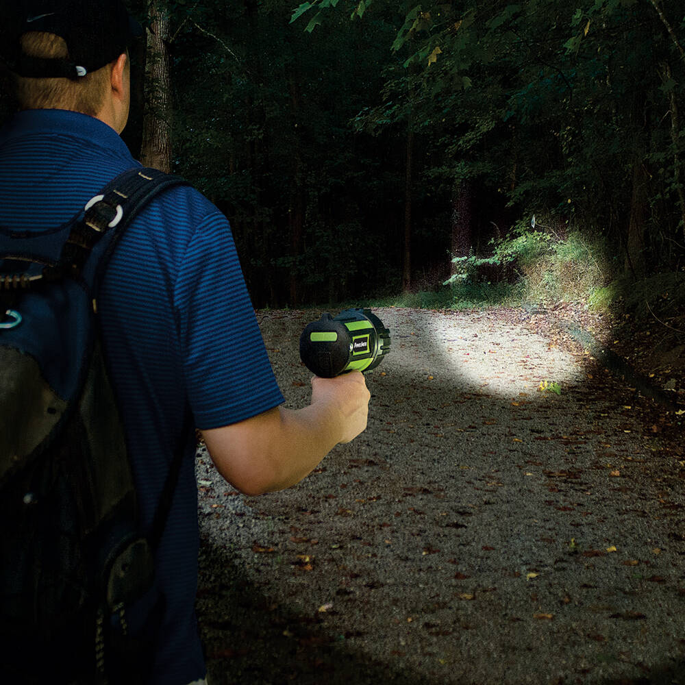 PowerSmith™ 700-Lumen LED Waterproof Spotlght 4 PowerSmith™ 700-Lumen LED Waterproof Spotlght