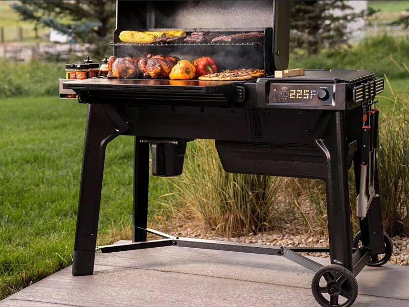 860-Sq. In. Cooking Surface Woodridge Pellet Grill