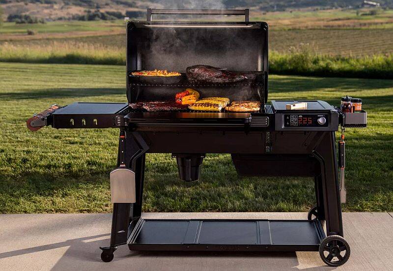 970-Sq. In. Cooking Surface Woodridge Pro Pellet Grill