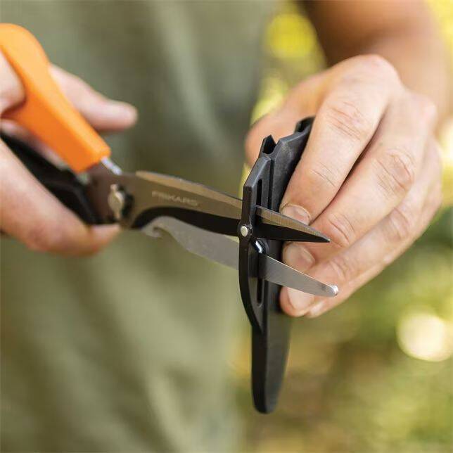 9-Inch Multipurpose Garden Shears 7 9-Inch Multipurpose Garden Shears